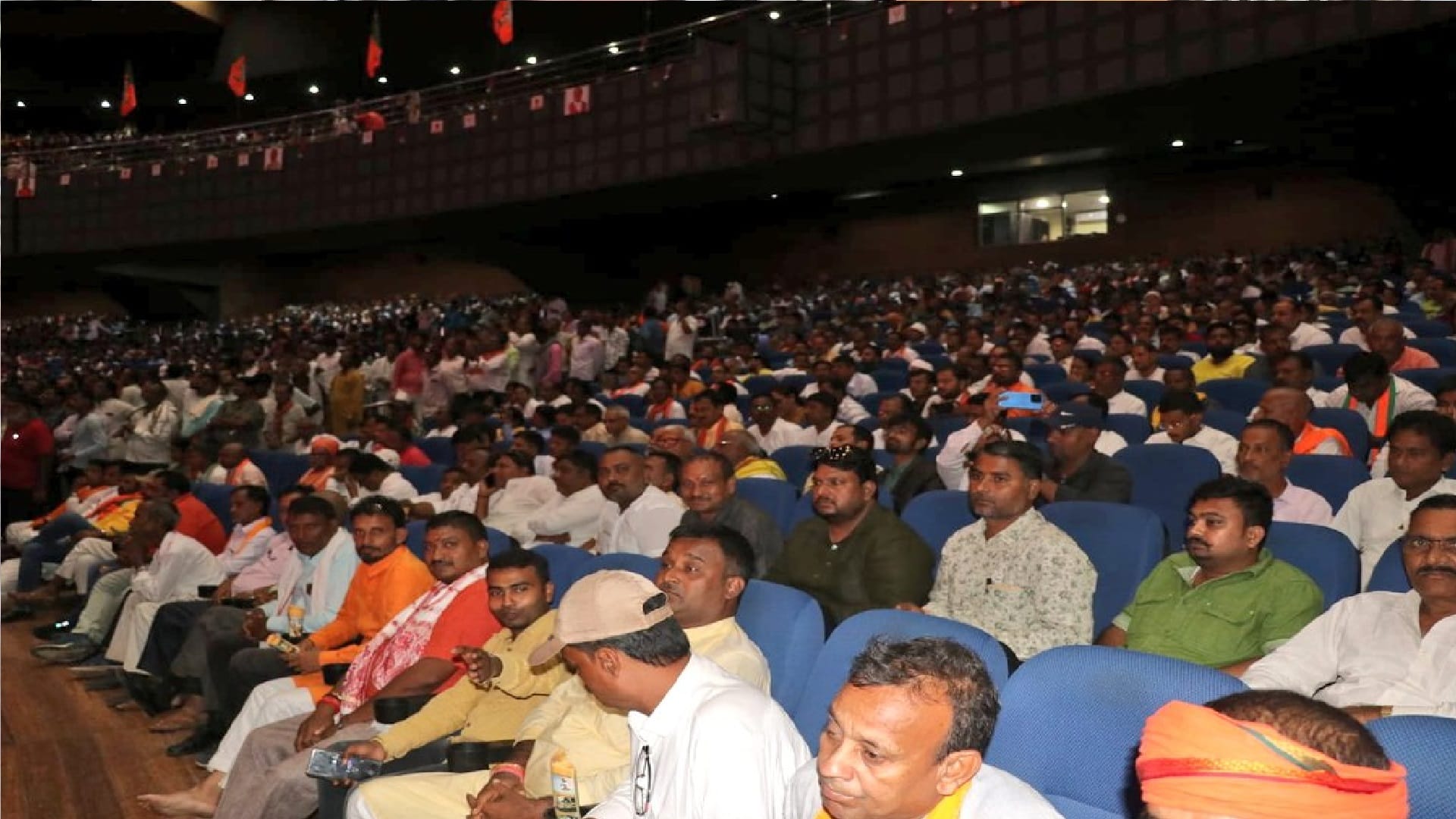 बापू सभागार में भाजपा के राष्ट्रीय अध्यक्ष जेपी नड्डा को सुनने आए लोग। 