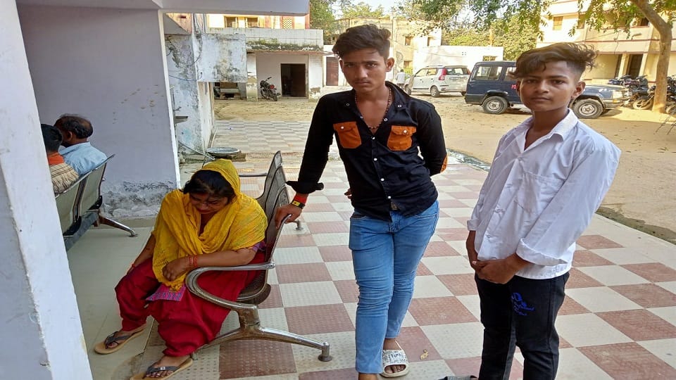 विलाप करती मृतक की मां