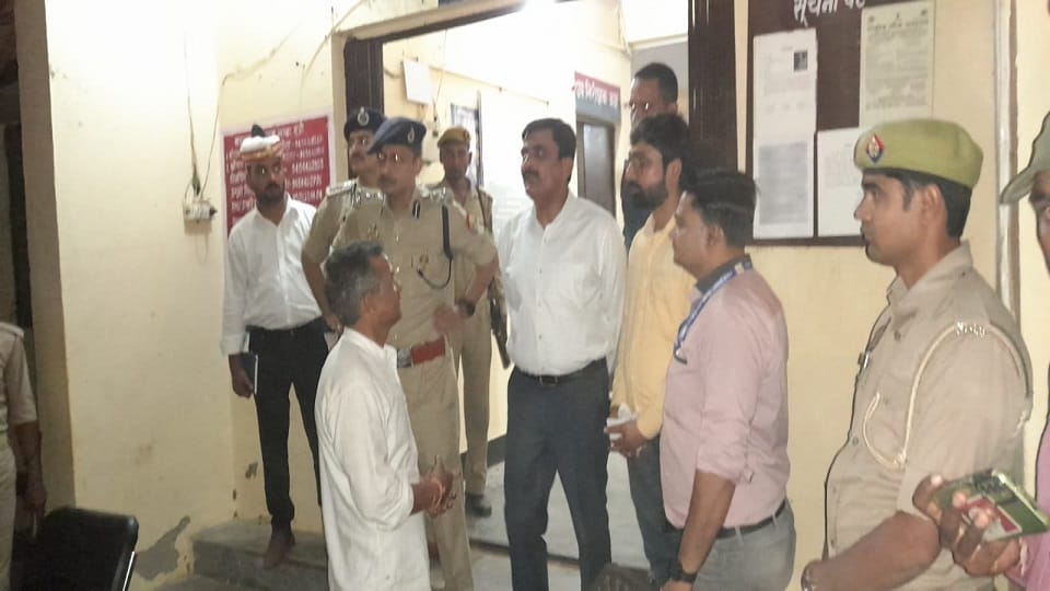 चंडौस कोतवाली मे घटना को लेकर बात करते डीआईजी, डीएम, एसएसपी