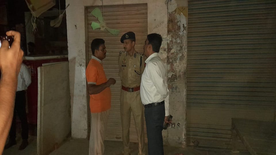 घटना स्थल पर पहुंच कर चशदीद से बात करते डीआईजी, डीएम