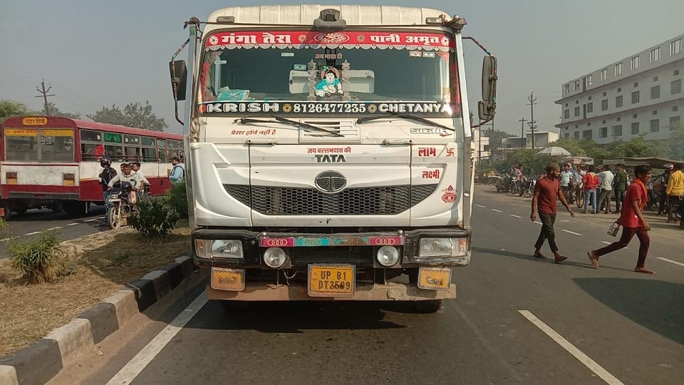 टक्कर मारने वाला ट्रक