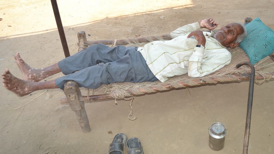 गांव एवरनपुर में बीमार पडा बृद्ध
