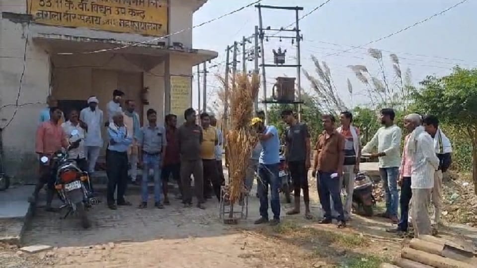 नगला वीर सहाय बिजलीघर पर जेई का पुतला फूंकते ग्रामीण