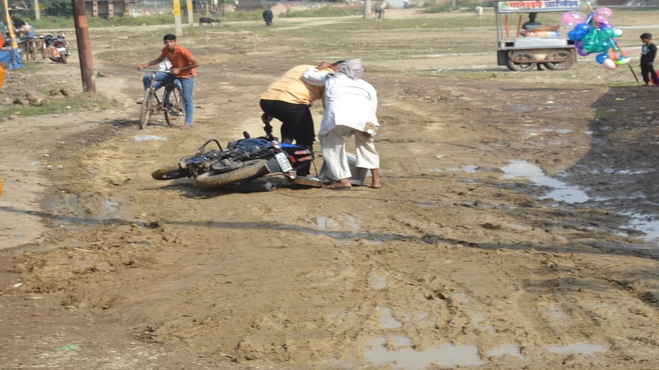 बाइक फिसली