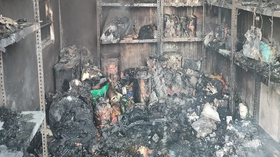 दुकान में लगी आग