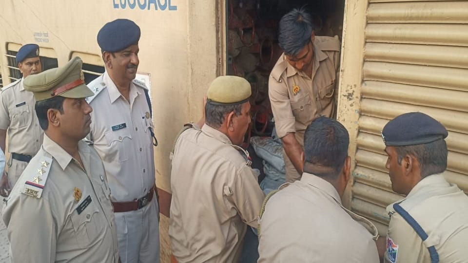 सिलिंडर उतरवाती आरपीएफ