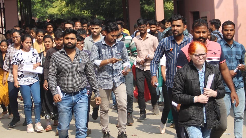 पीईटी परीक्षा देकर निकलते अभ्यर्थी