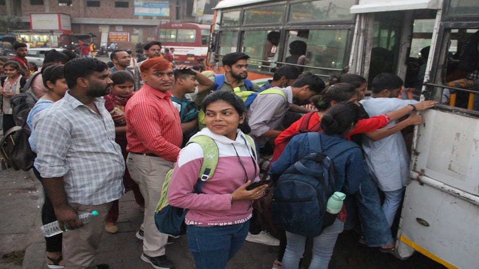 बस के लिए मारामारी