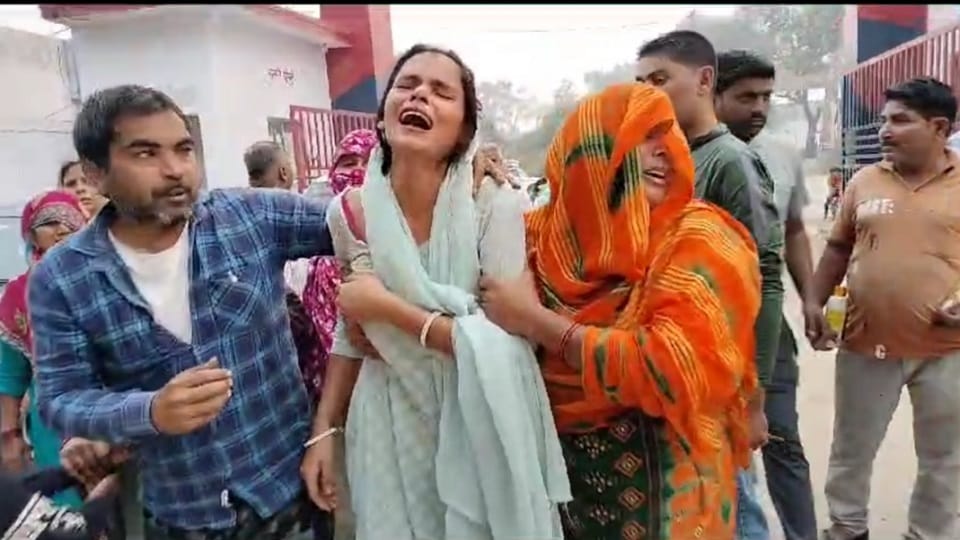 मृतका की बहन विलाप करते हुए