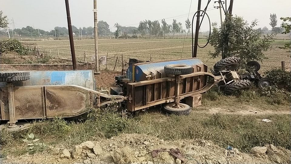 हादसे में पलटा ट्रैक्टर