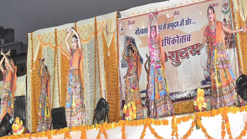 सांस्कृतिक कार्यक्रम प्रस्तुत करते बच्चे