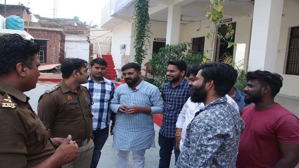 कोतवाली में सीओ से बातचीत करते हिंदूवादी नेता अमित गोस्वामी, सीटू चौधरी, जय यादव
