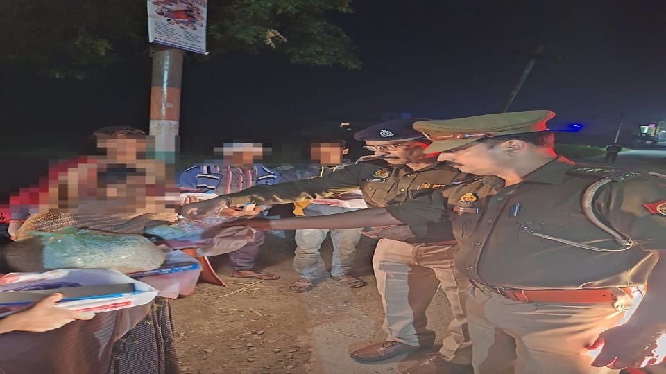 अनाथों को मिठाई देते पुलिस वाले