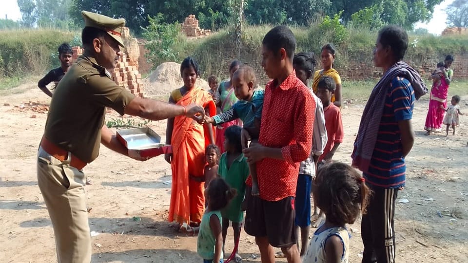 मिठाई बांटते हुए