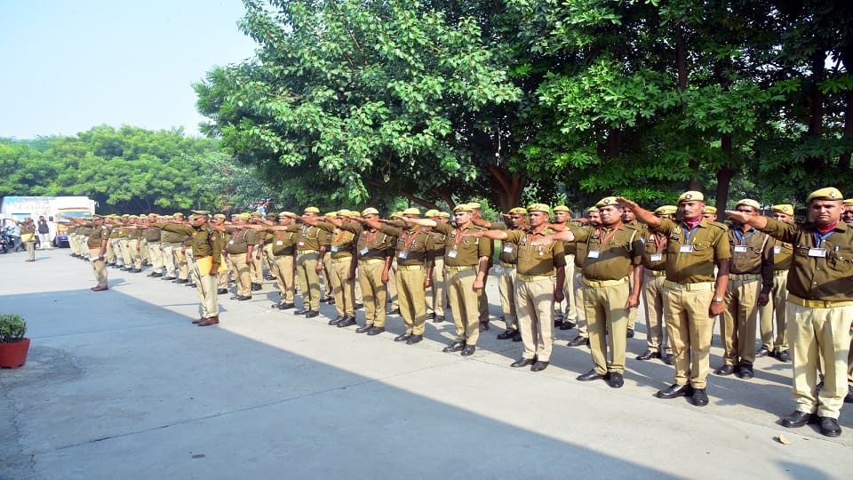 शपथ लेते होमगार्डस