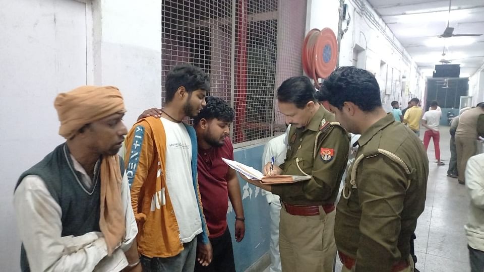 जांच करती पुलिस