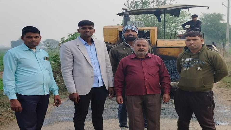 विरोध करते ग्रामीण