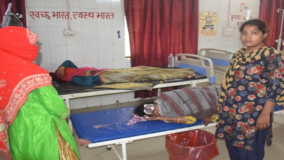 उपचार कराते घायल