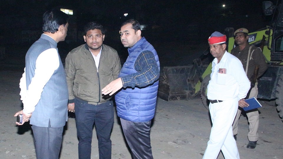 पहुंचे अधिकारी