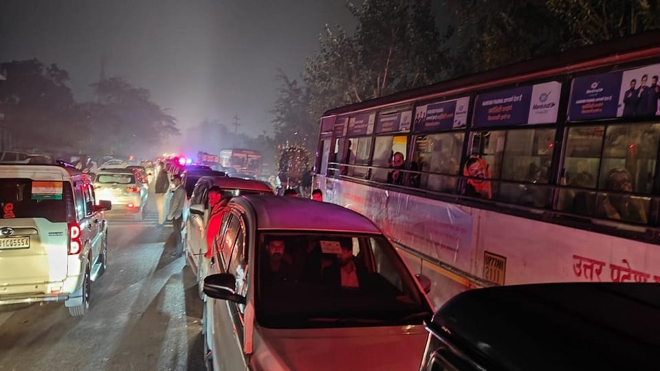 लगा रहा जाम