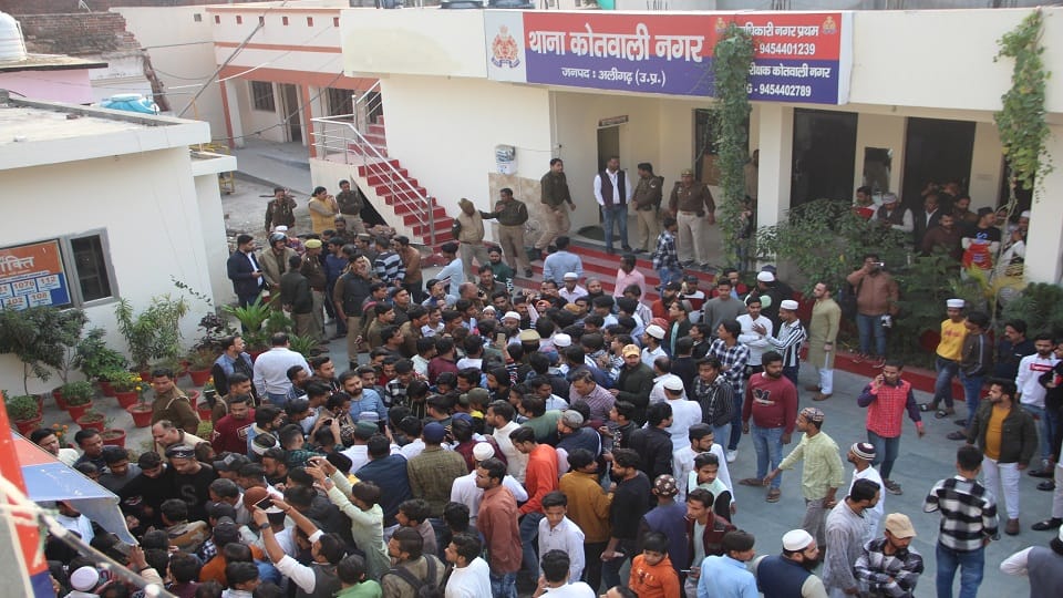 कोतवाली में एकत्र भीड़