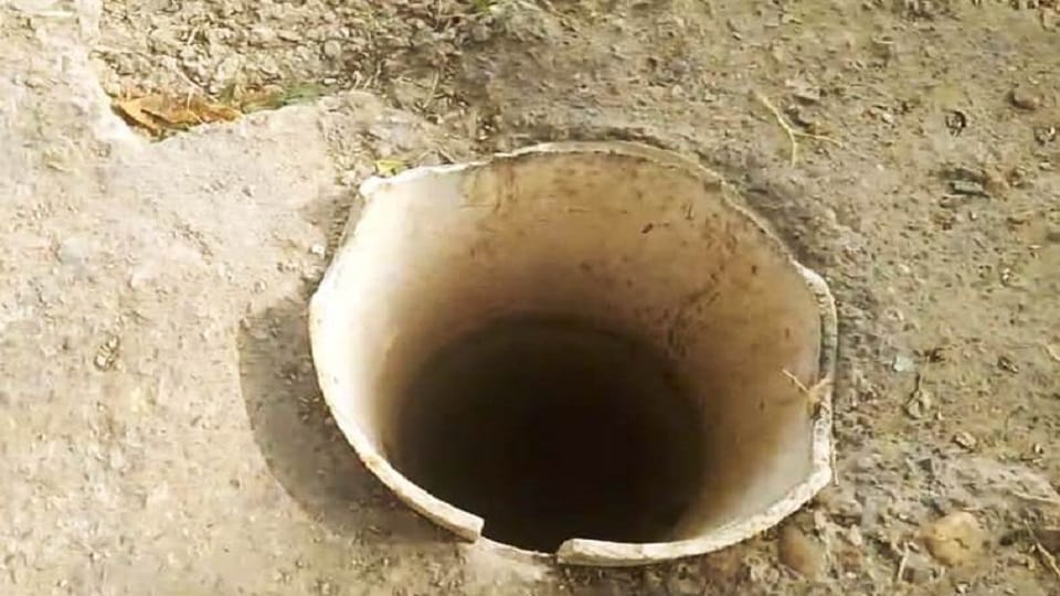 बोरिंग में गिरी बकरी