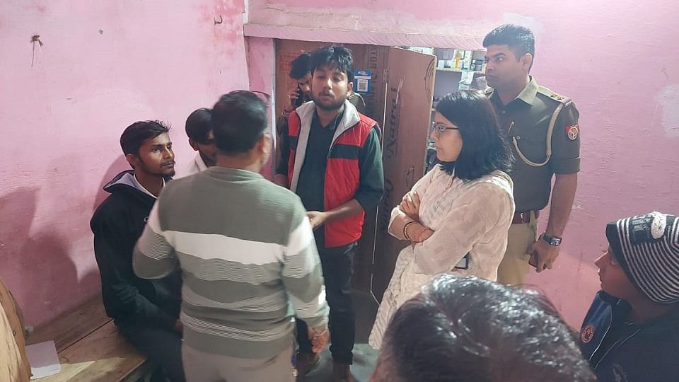 अलीगढ़ के गोरई में इगलास एसडीएम महिमा राजपूत ने मारा छापा