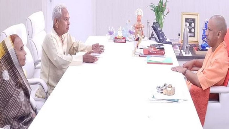 योगी से मिलते सत्यप्रकाश शर्मा