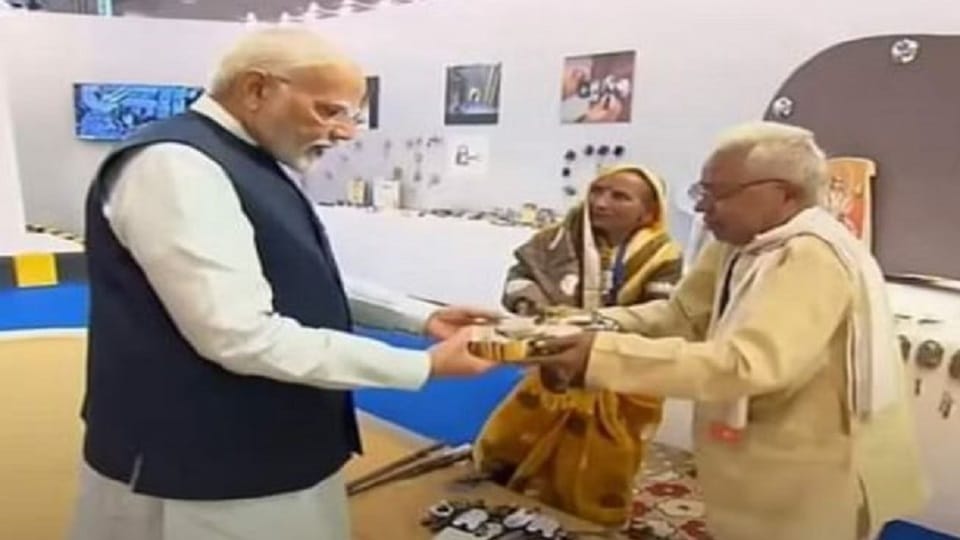 पीएम मोदी को ताला भेंट करते सत्यप्रकाश शर्मा
