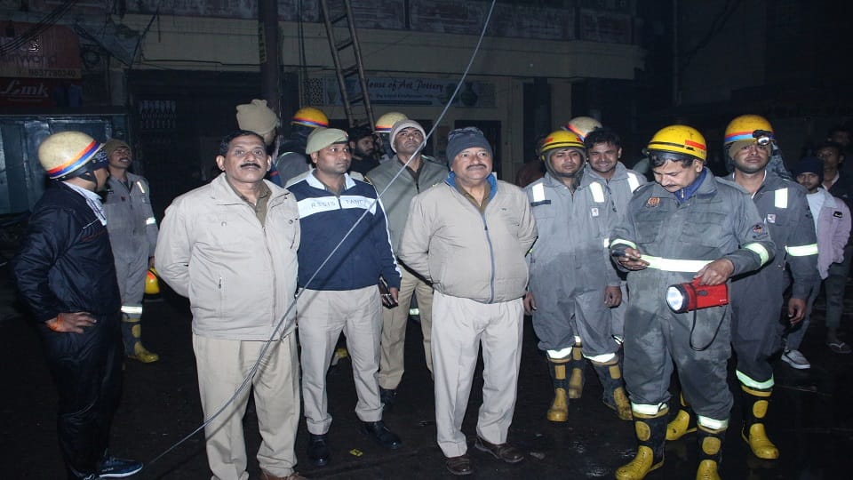  बैंक व एक दुकान में लगी भीषण आग के मौजूद दमकलकर्मी व अधिकारी