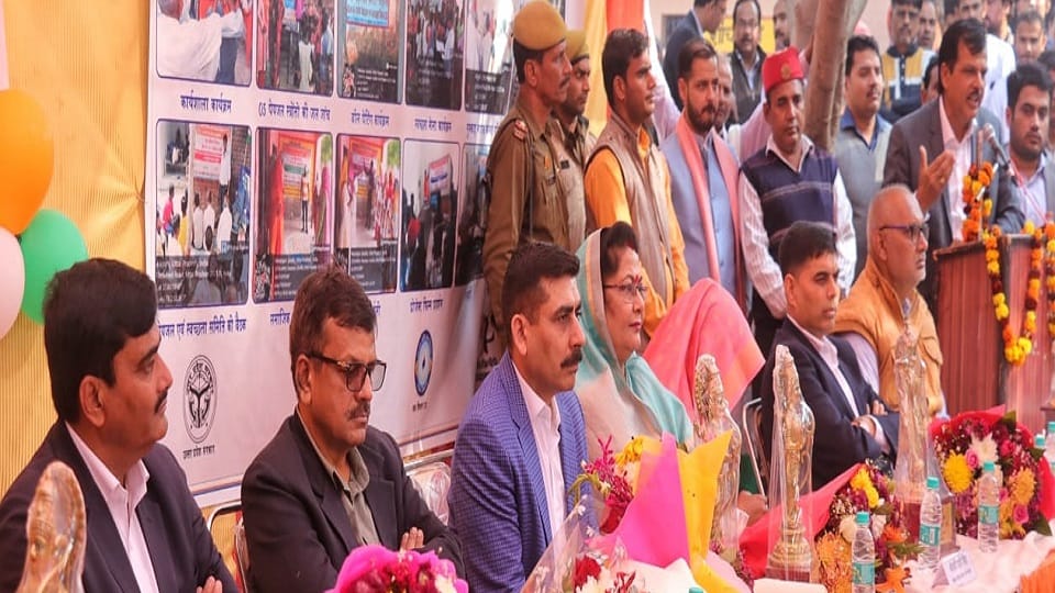 मंचासीन अधिकारीगण