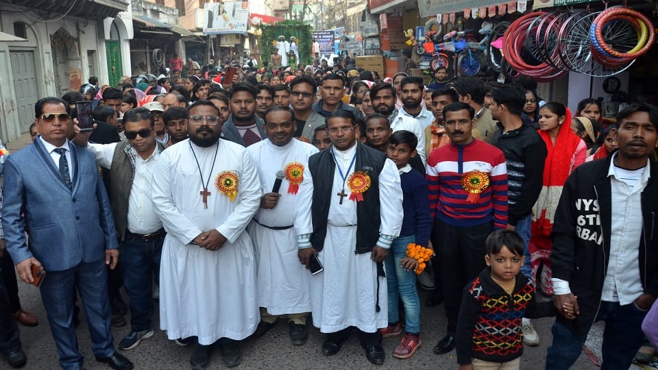 शीशिया पाड़ा चर्च से क्रिसमस शोभायात्रा में उपस्थित फाइर जोनाथल लाल व अन्य
