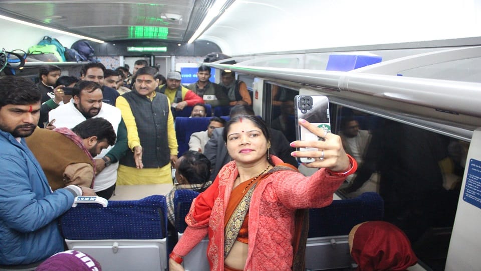 सेल्फी विद वंदे भारत