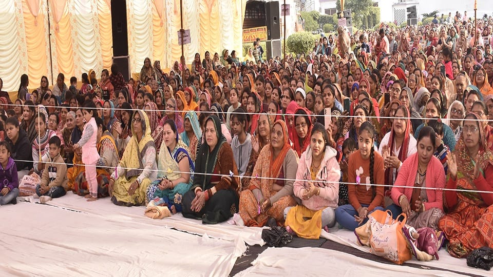 पांच शाम कन्हैया के नाम रूहानी सत्संग में स्वामी भुवनेश्वरी देवी