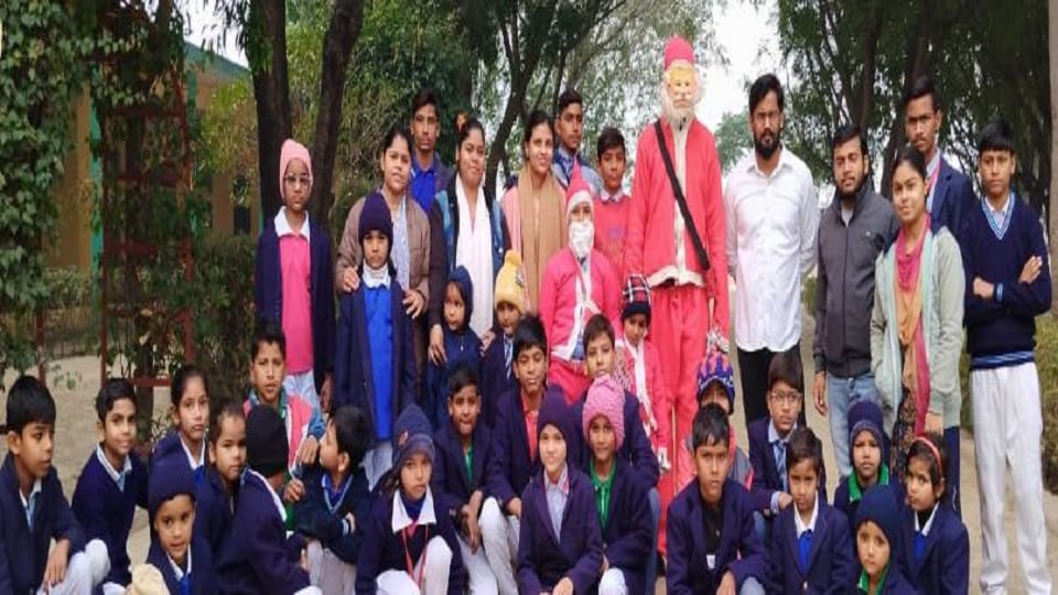 मुरसान के आरबीएस स्कूल में सेंटा क्लॉज रूप में उपस्थित स्कूली बच्चे