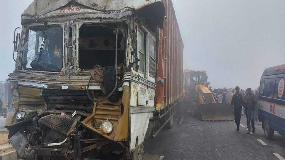 क्षतिग्रस्त ट्रक