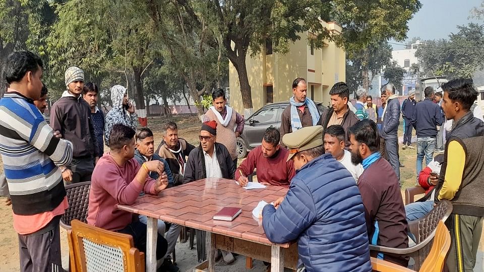 थाने तहरीर देने पहुंचे घायल के परिजन