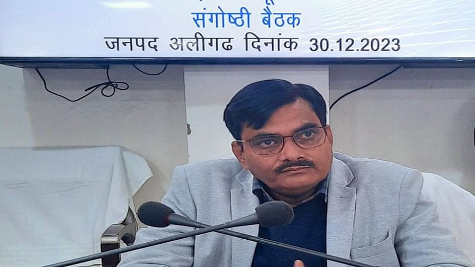 डीएम इंंद्र विक्रम सिंह पत्रकार वार्ता में