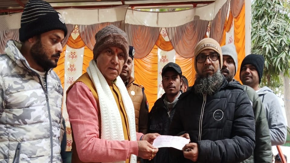 लईक को चैक देते हुए