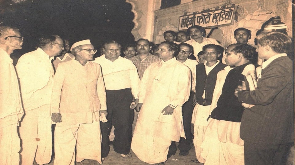 मुख्यमंत्री बनने से पूर्व एक कार्यक्रम में हाथरस पहुंचे पूर्व मुख्यमंत्री कल्याण सिंह स्थानीय नेताओं के साथ