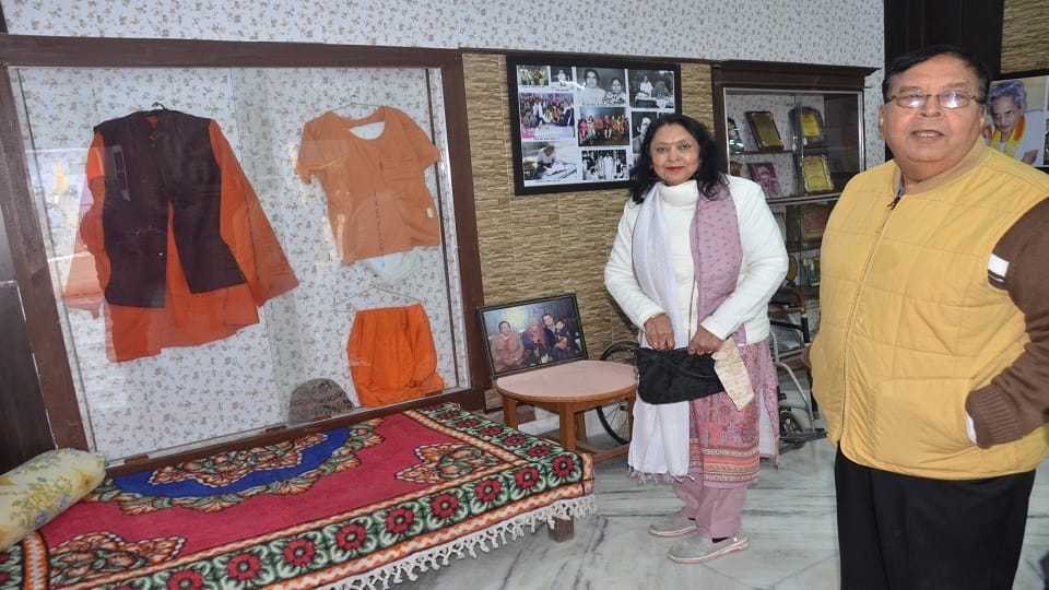 नीरज के सामान