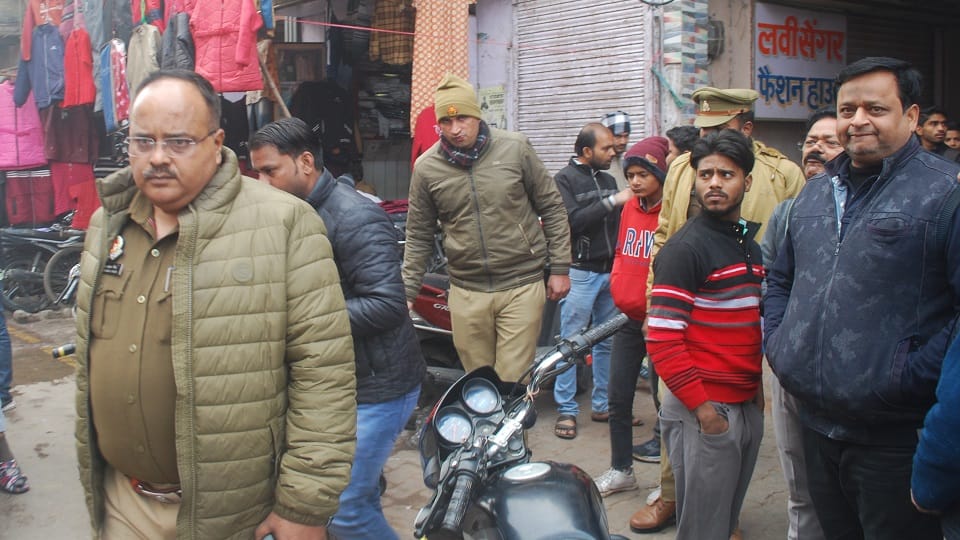 पुलिस जांच करती हुई