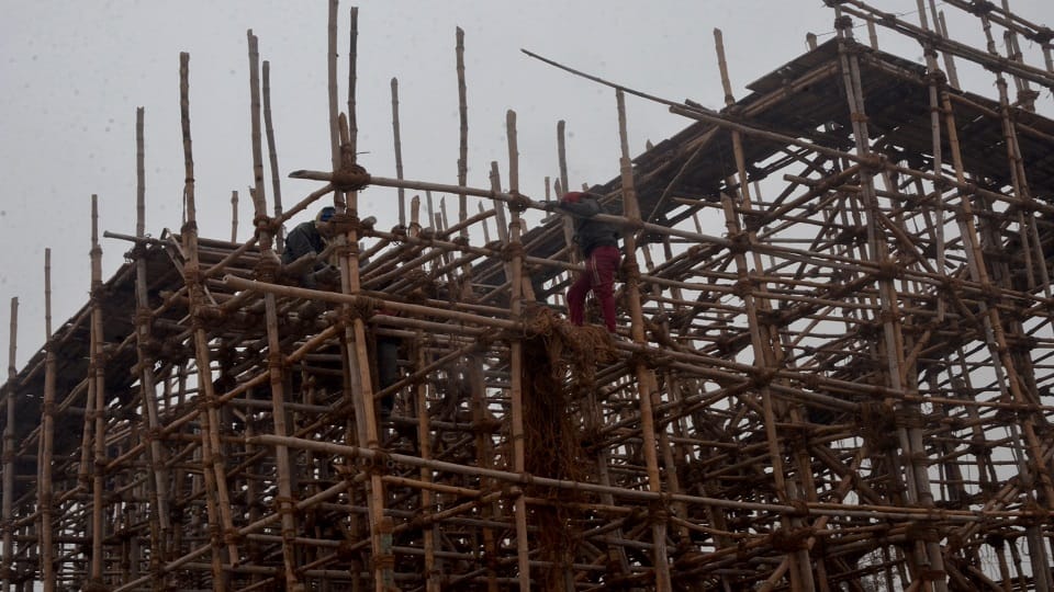 नुमाइश मैदान में अमरनाथ व केदारनाथ मदिंर को तैयार करते कर्मचारी