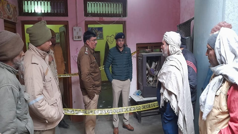 घटना पर पहुंच कर लोगो से जानकारी करते एएसपी अमृत जैन व चंडौस कोतवाल