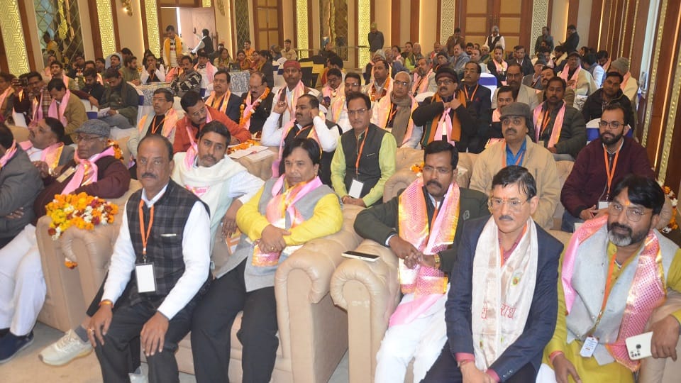 आगरा रोड स्थित एक होटल में अंतराष्ट्रीय वैश्य महासम्मेलन में उपस्थित लोग