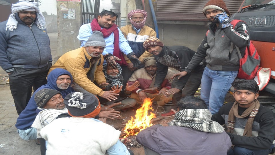 अलाव तापते लोग