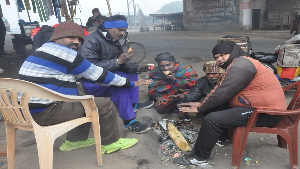 अलाव तापते