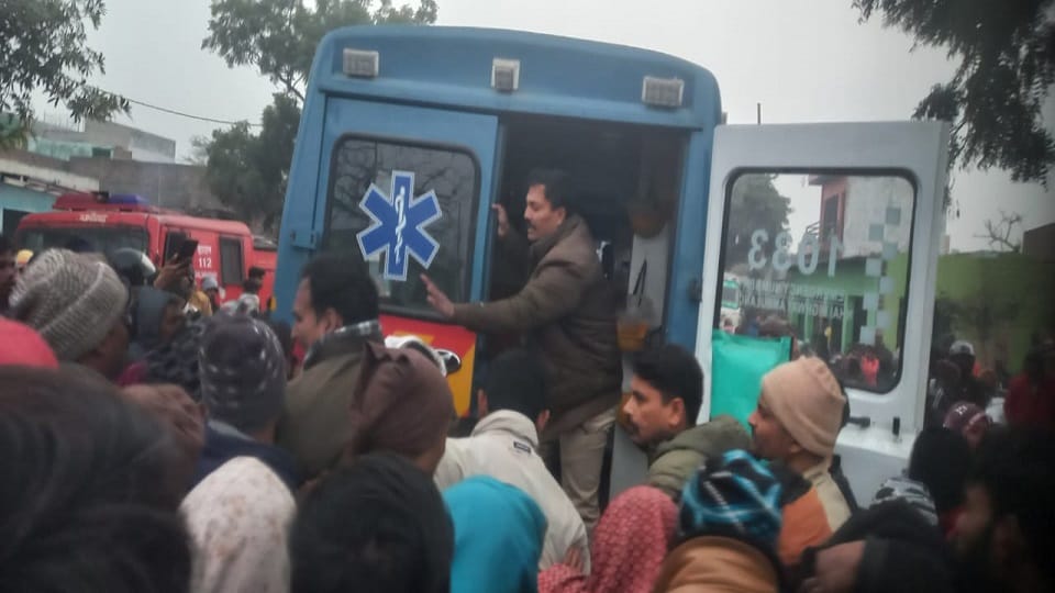 घायल को ले जाते हुए