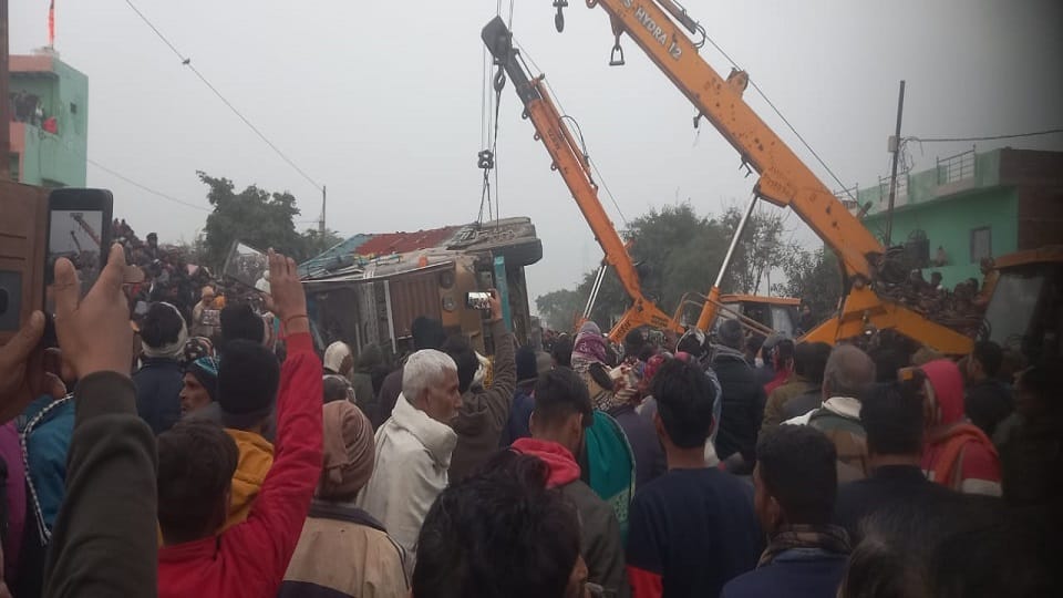ट्रक सीधा करतीं क्रेन