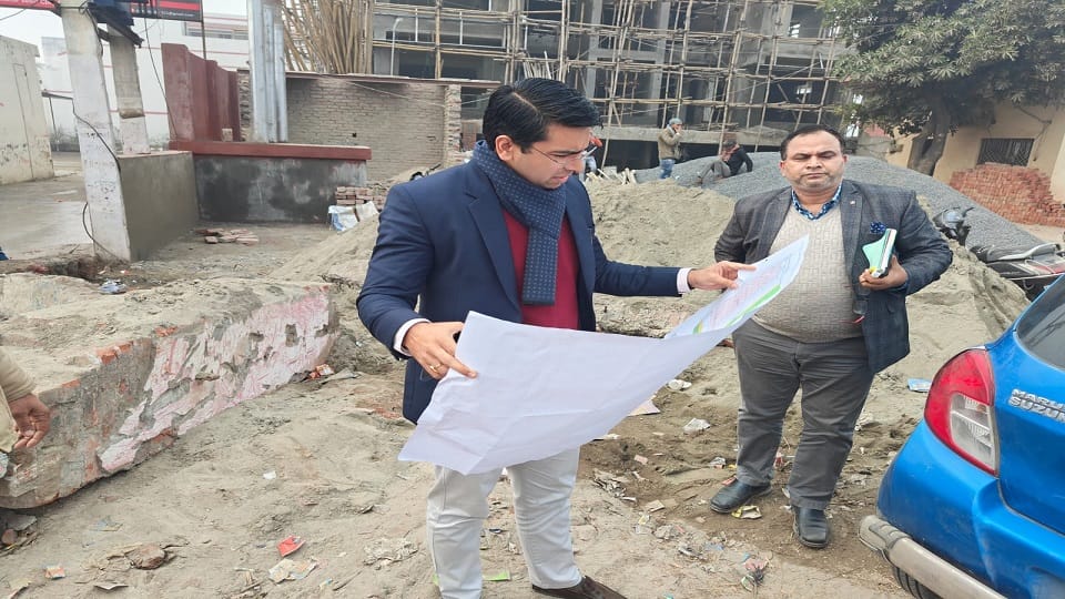 नक्शा देखते एडीए उपाध्यक्ष
